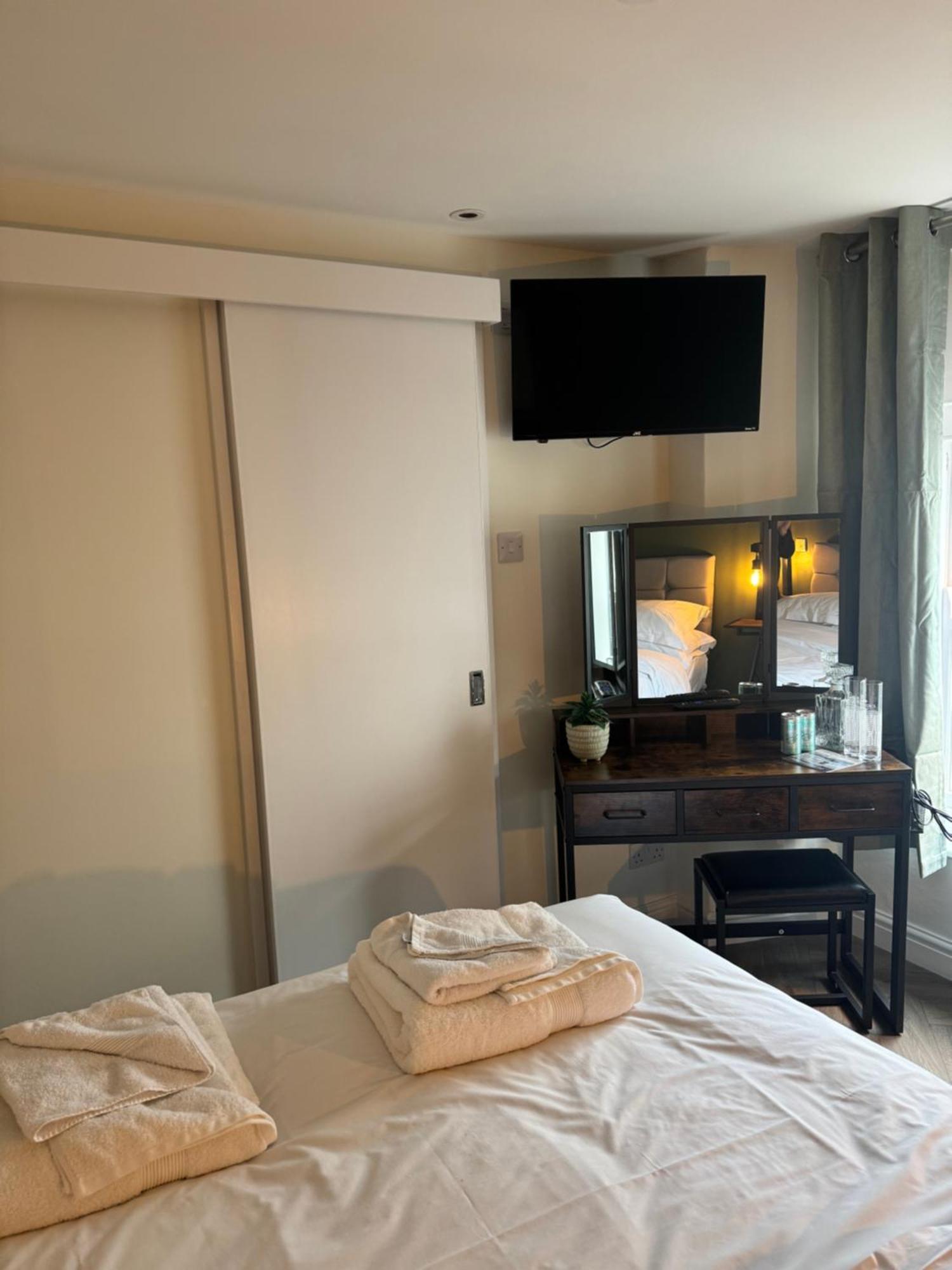 The London Inn Пэдстоу Экстерьер фото