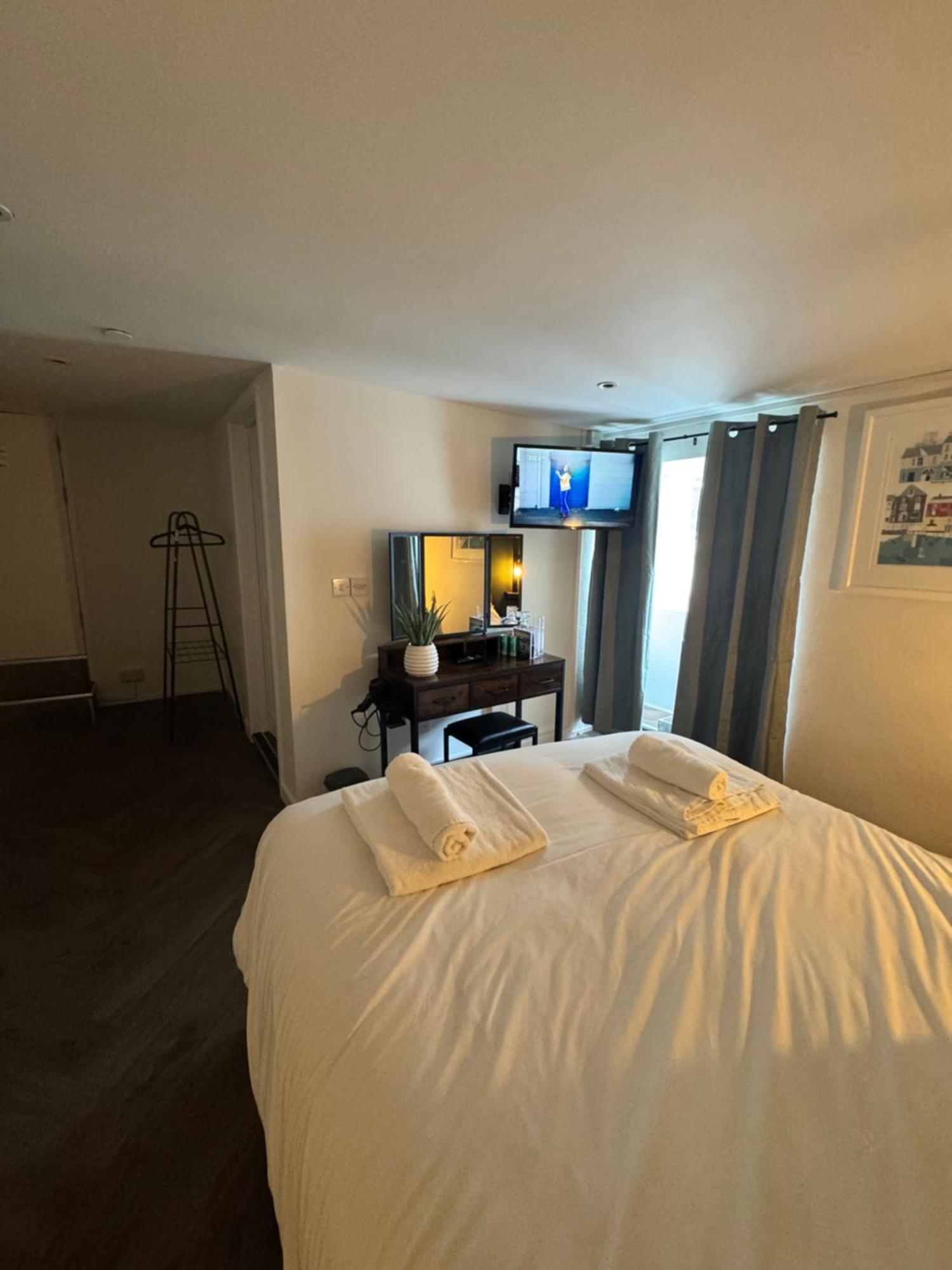 The London Inn Пэдстоу Экстерьер фото