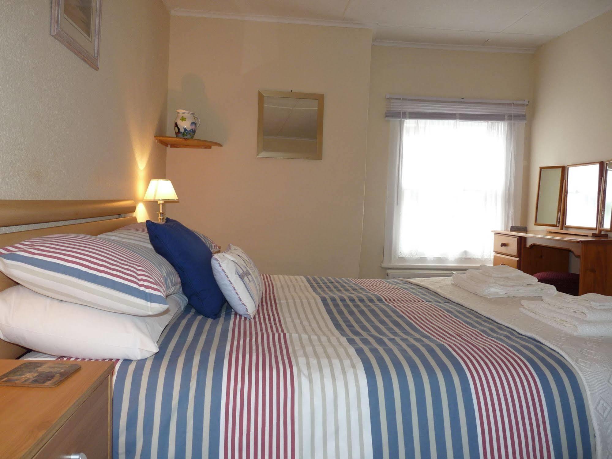 The London Inn Пэдстоу Экстерьер фото